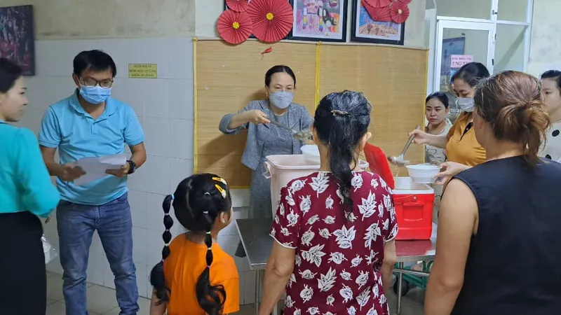 Trường Mầm non Cẩm Vân (quận Hải Châu) tặng suất ăn cho bệnh nhi