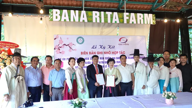 Hai bên tiến hành ký kết hợp tác. Ảnh: XUÂN QUỲNH