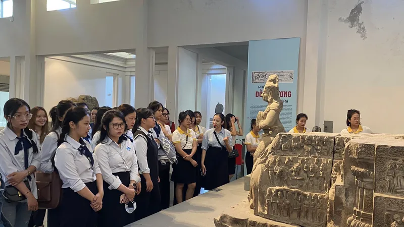 Sinh viên các Trường Đại học ở Đà Nẵng tham quan đài thờ Đồng Dương tại Bảo tàng Điêu khắc Chăm Đà Nẵng