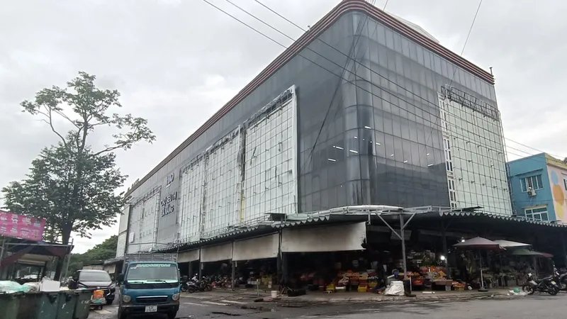 Lác đác người đi Chợ Siêu thị Đà Nẵng. Ảnh: XUÂN QUỲNH