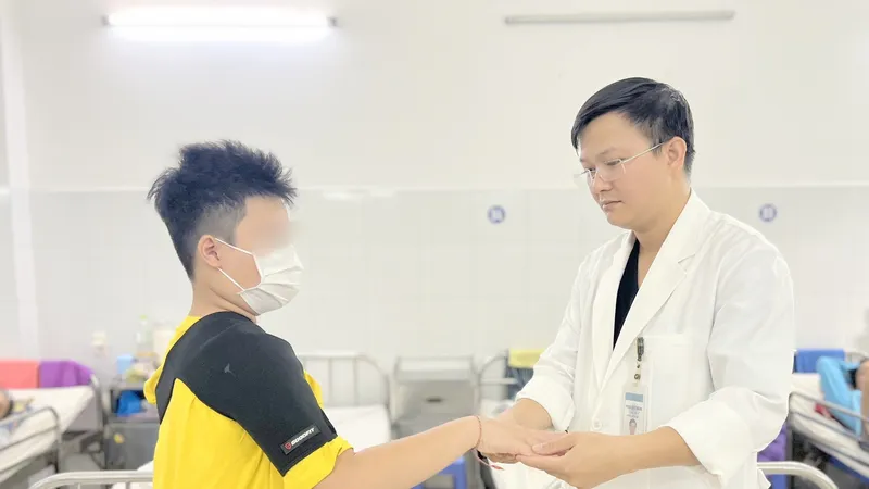 Bác sĩ kiểm tra và hướng dẫn bệnh nhi H. tập vận động