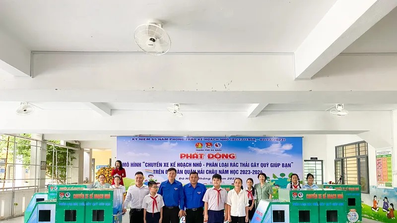 Thành đoàn Đà Nẵng tặng các mô hình phân loại rác cho các trường tiểu học trên địa bàn TP Đà Nẵng