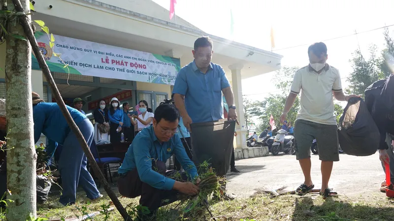 Các cấp Công đoàn TP Đà Nẵng đồng loạt ra quân, dọn vệ sinh bảo vệ môi trường. Ảnh: XUÂN QUỲNH