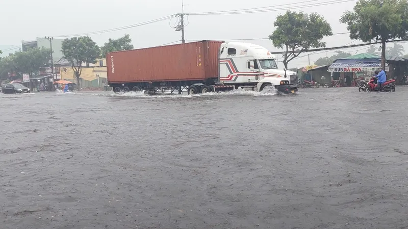 Nước dâng cao gây khó khăn cho phương tiện lưu thông