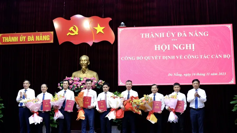 Ông Lương Nguyễn Minh Triết, Chủ tịch HĐND TP Đà Nẵng và ông Lê Trung Chinh, Chủ tịch UBND TP Đà Nẵng trao quyết định cho các cán bộ
