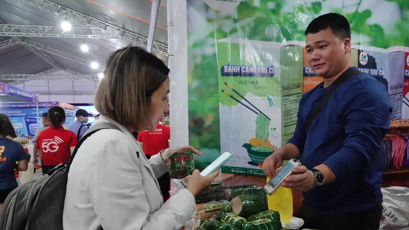 Người dân thanh toán không dùng tiền mặt. Ảnh: XUÂN QUỲNH