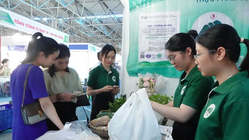 Thời gian trưng bày gian hàng đến hết ngày 7-12. Ảnh: XUÂN QUỲNH