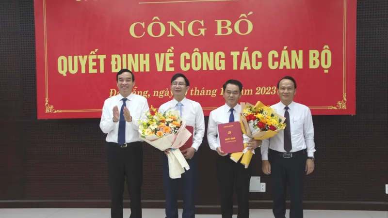 Trao quyết định công tác cán bộ. Ảnh: XUÂN QUỲNH