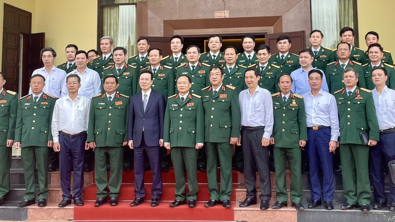 Chủ tịch nước Võ Văn Thưởng và đoàn công tác chụp ảnh lưu niệm với Bộ Tư lệnh Quân khu 5