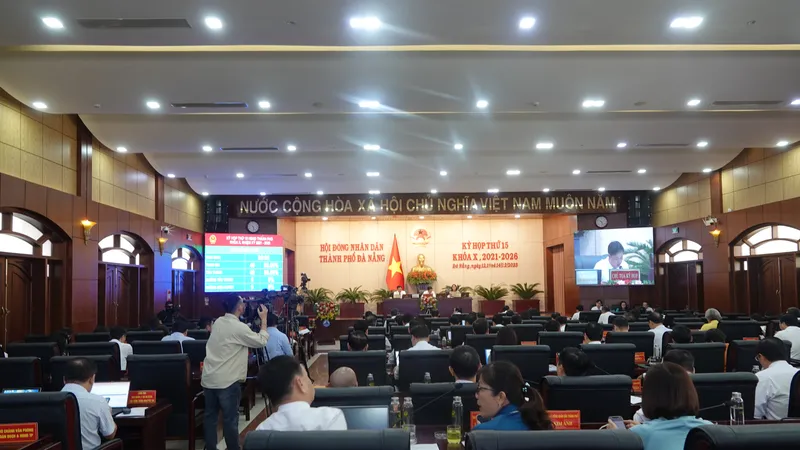 100% đại biểu thống nhất thông qua dự thảo nghị quyết. Ảnh: XUÂN QUỲNH