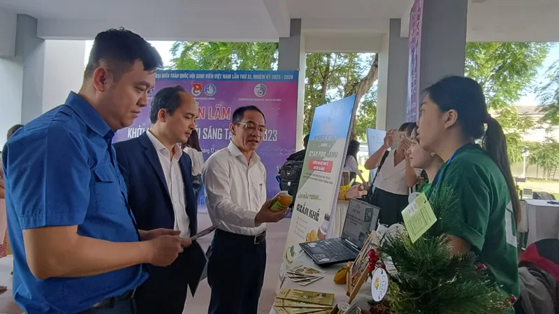 Ông Lê Đức Viên, Giám đốc Sở KH-CN và ông Lê Công Hùng, Phó Bí thư Thành Đoàn, Chủ tịch Hội Sinh viên TP Đà Nẵng tham quan sản phẩm. Ảnh: XUÂN QUỲNH