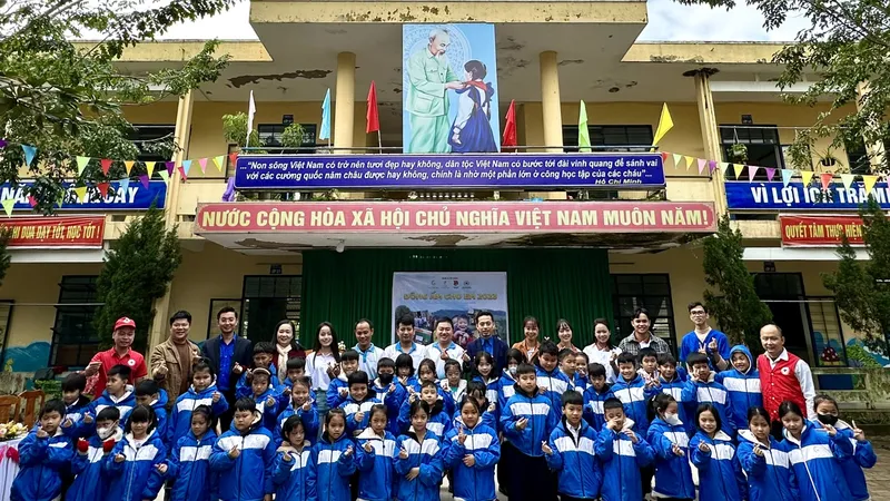Các em học sinh Trường Tiểu học Hòa Phú có áo ấm mới