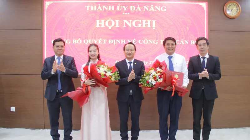 Ông Nguyễn Đình Vĩnh, Truỏng Ban Tổ chức Thành ủy TP Đà Nẵng; ông Trần Phước Sơn, Phó Chủ tịch HĐND TP Đà Nẵng và ông Trần Chí Cường, Phó Chủ tịch UBND TP Đà Nẵng trao quyết định và tặng hoa chúc mừng