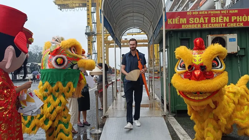 Những du khách tàu biển đầu tiên đến Đà Nẵng. Ảnh: XUÂN QUỲNH