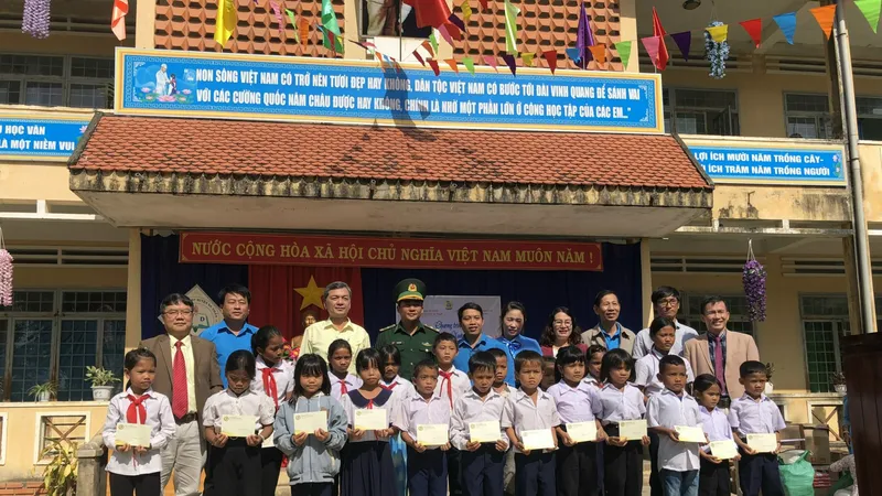Trao suất học bổng cho các em học sinh có hoàn cảnh khó khăn