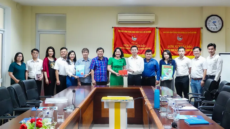 Báo Sài Gòn Giải Phóng trao quà lưu niệm cho Thành Đoàn Đà Nẵng tại buổi làm việc. Ảnh: NGUYỄN CƯỜNG