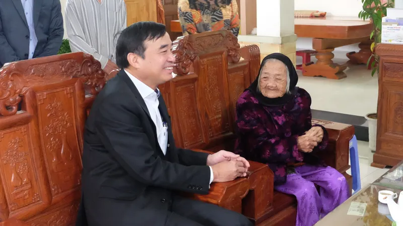 Ông Lê Trung Chinh, Chủ tịch UBND TP Đà Nẵng đến thăm Mẹ Việt Nam anh hùng Đặng Thị Nhờ