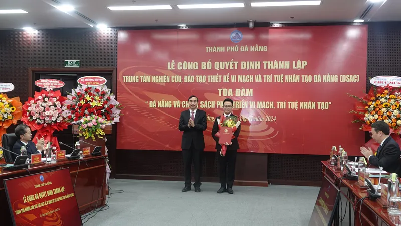Chủ tịch UBND TP Đà Nẵng trao Quyết định thành lập Trung tâm và tặng hoa chúc mừng. Ảnh: XUÂN QUỲNH
