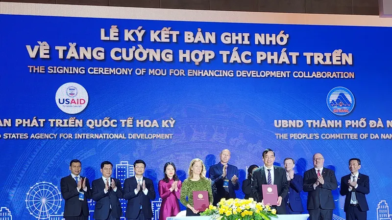 Ký kết biên bản ghi nhớ về tăng cường hợp tác phát triển. Ảnh: XUÂN QUỲNH 