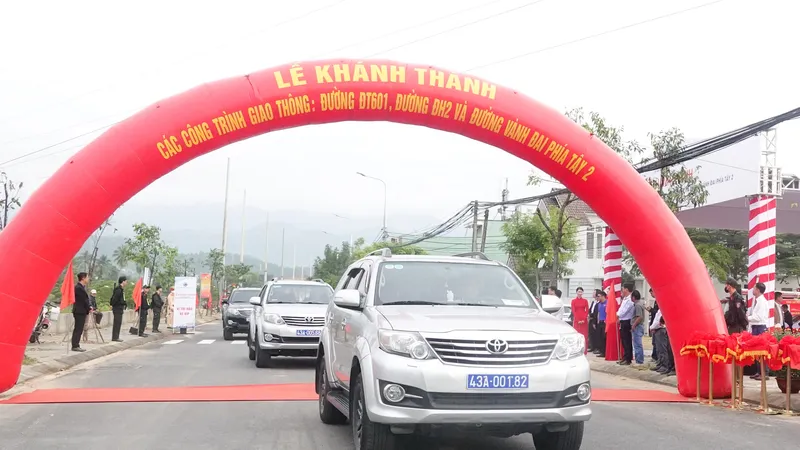 Thực hiện nghi thức thông xe và đưa vào sử dụng công trình. Ảnh: XUÂN QUỲNH
