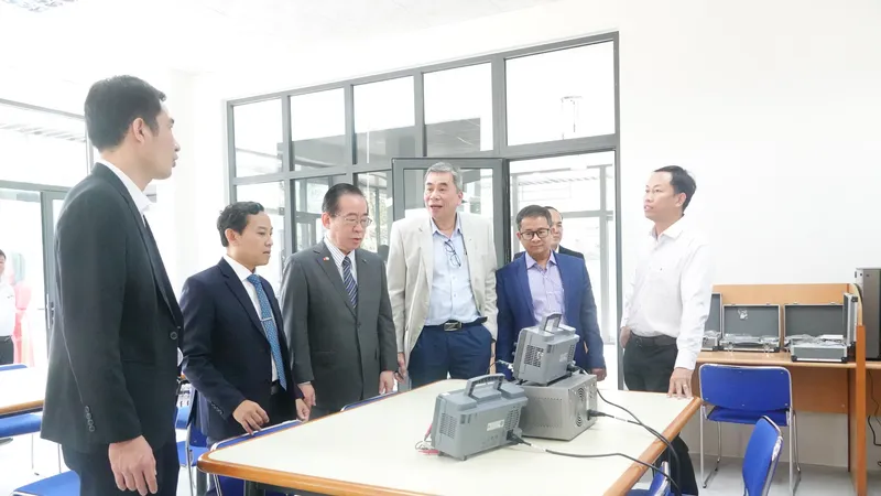 Đại biểu tham quan không gian đổi mới sáng tạo DUT MAKER INNOVATION SPACE. Ảnh: XUÂN QUỲNH