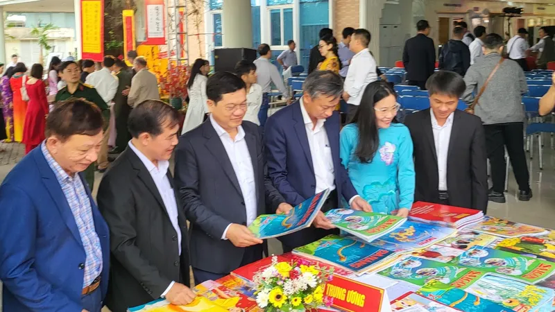 Lãnh đạo TP Đà Nẵng xem ấn phẩm của Báo Sài Gòn Giải Phóng. Ảnh: XUÂN QUỲNH
