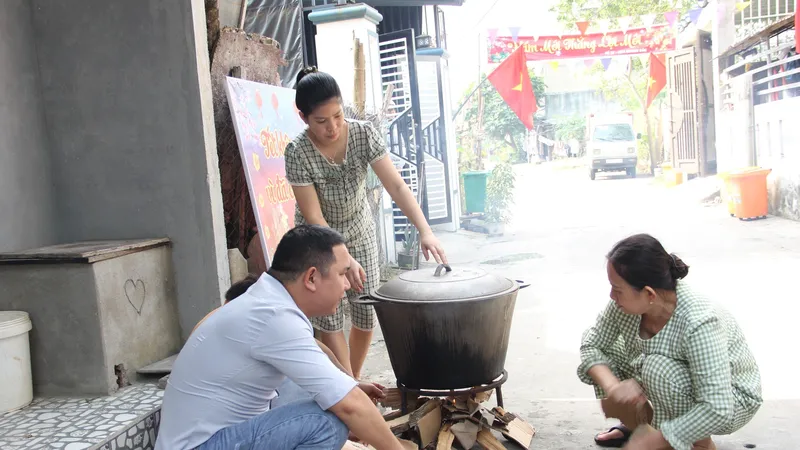 Tổ tự quản số 1 quận Liên Chiểu (phường Hòa Khánh Bắc, quận Liên Chiểu) cùng nấu bánh chưng đón tết. Ảnh: XUÂN QUỲNH