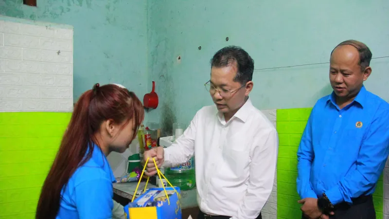 Bí thư Thành ủy Nguyễn Văn Quảng thăm và tặng quà cho công nhân xa quê ở lại Đà Nẵng ăn tết