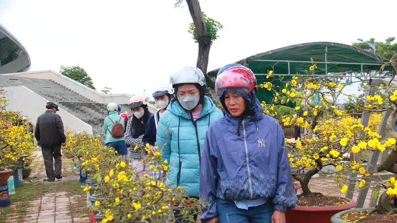 Người dân đi chợ hoa ngày 30 tết. Ảnh: XUÂN QUỲNH