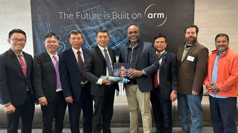 Đoàn công tác TP Đà Nẵng chụp lưu niệm cùng Công ty ARM