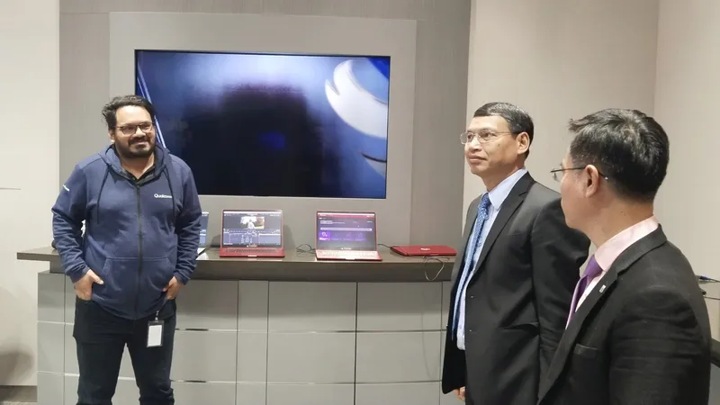 Ông Hồ Kỳ Minh, Phó Chủ tịch Thường trực UBND TP Đà Nẵng tham quan những công nghệ mới nhất của tập đoàn Qualcomm