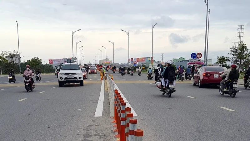 Đường dẫn lên cầu Hòa Xuân (quận Cẩm Lệ, TP Đà Nẵng)
