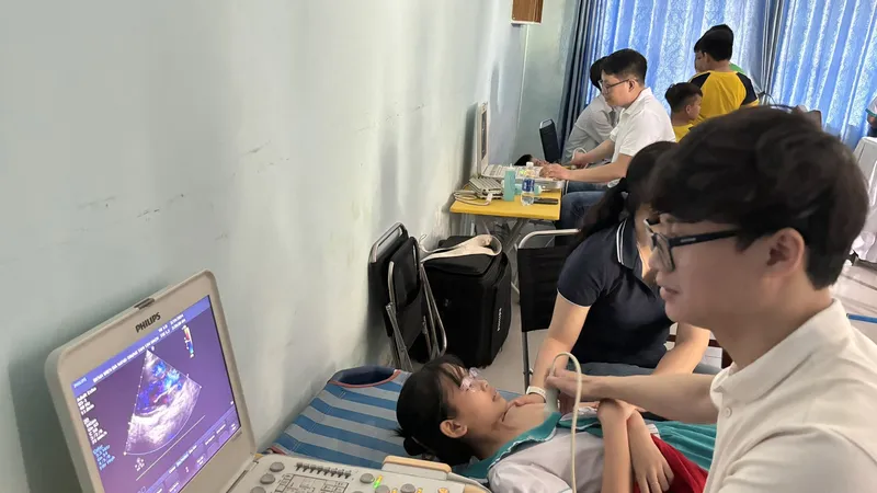 Bác sĩ khám tầm soát bệnh tim bẩm sinh miễn phí 