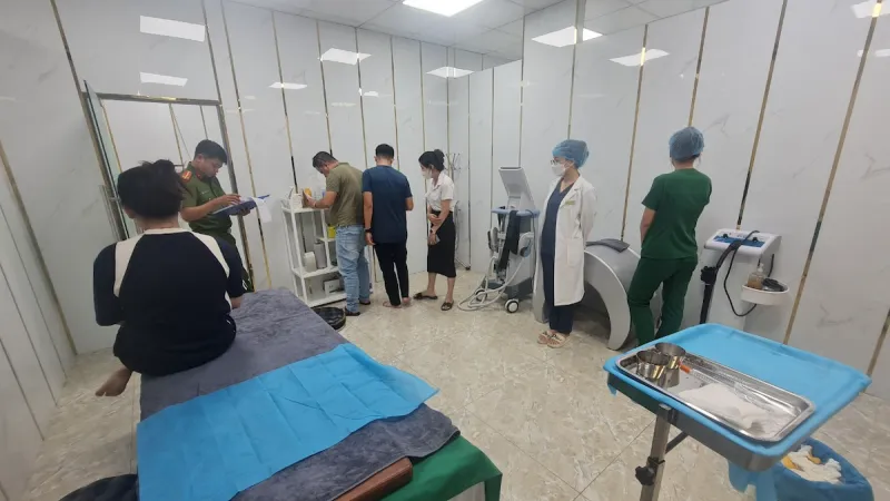 Tháng 10-2023, Đà Nẵng lại phát hiện thêm 1 thẩm mỹ viện "chui" sử dụng người không có trình độ, chứng chỉ hành nghề để can thiệp phẫu thuật làm đẹp cho khách hàng