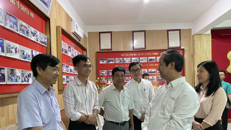 Ông Nguyễn Kim Sơn, Bộ trưởng Bộ GD-ĐT tham quan phòng truyền thống của trường THPT chuyên Lê Quý Đôn (quận Sơn Trà, TP Đà Nẵng). Ảnh: XUÂN QUỲNH