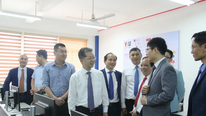 Ông Nguyễn Văn Quảng, Bí thư Thành ủy Đà Nẵng tham quan khóa đào tạo giảng viên nguồn đầu tiên về vi mạch bán dẫn. Ảnh: XUÂN QUỲNH