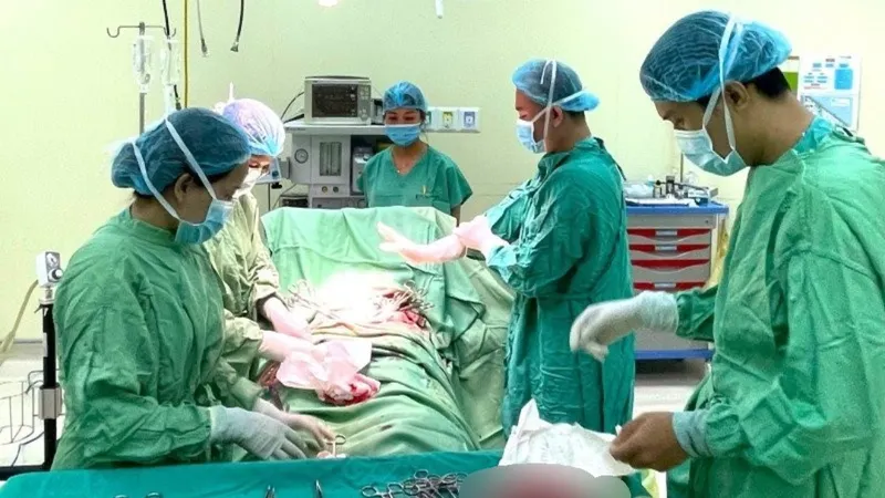 Ê- kíp thực hiện ca phẫu thuật