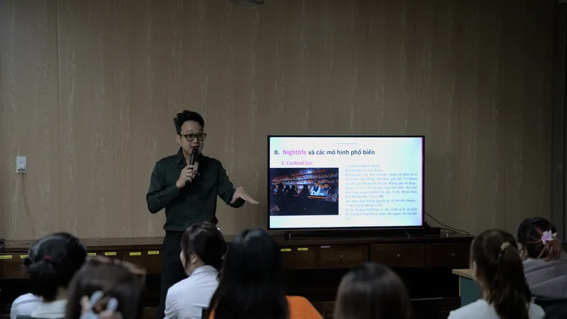 Sinh viên tập huấn kỹ năng pha chế trong quán bar