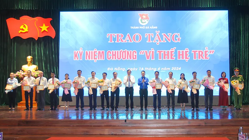 48 cá nhân nhận Kỷ niệm chương “Vì thế hệ trẻ” do Ban Bí thư Trung ương Đoàn trao tặng. Ảnh: XUÂN QUỲNH