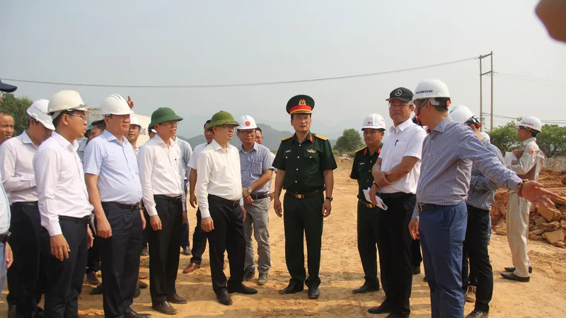 Lãnh đạo TP Đà Nẵng nghe báo cáo tiến độ dự án. Ảnh: XUÂN QUỲNH