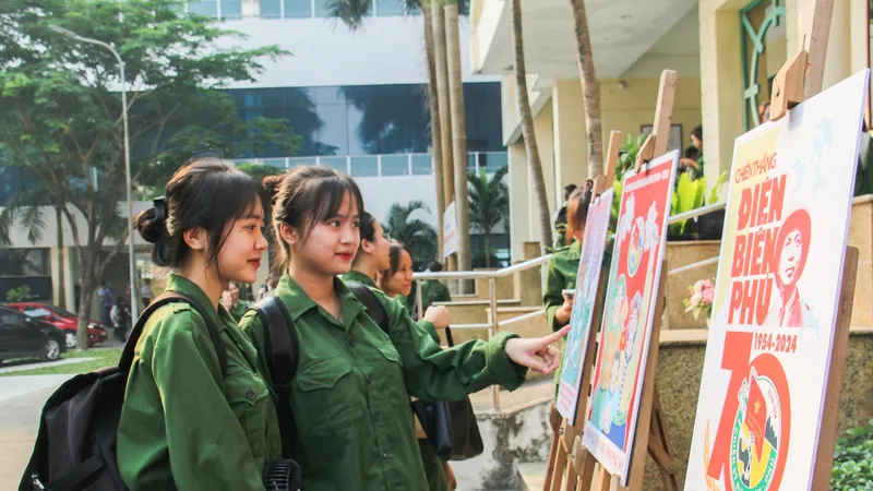Triển lãm tranh cổ động kỷ niệm 70 năm Chiến thắng Điện Biên Phủ