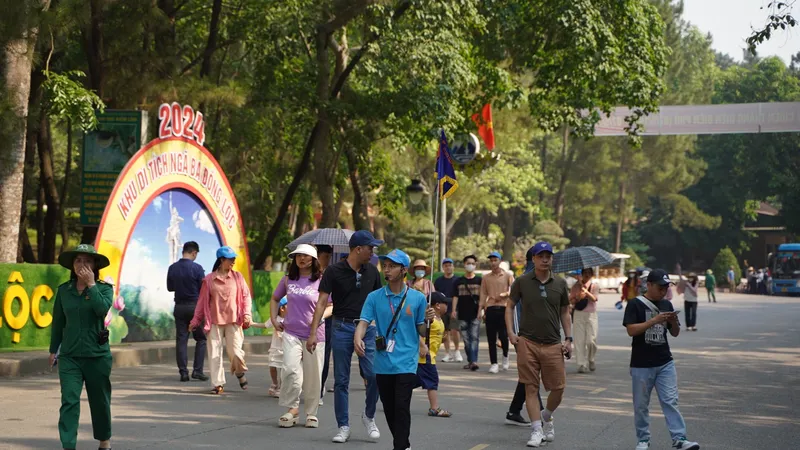 Đông đảo du khách đến dâng hương tại khu di tích lịch sử Ngã ba Đồng Lộc. Ảnh: DƯƠNG QUANG