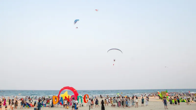 Bãi biển Đà Nẵng đông nghịt người vào mùa hè