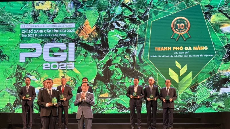 Phó Chủ tịch Thường trực UBND TP Đà Nẵng Hồ Kỳ Minh nhận giải thưởng Chỉ số Xanh cấp tỉnh (PGI) năm 2023