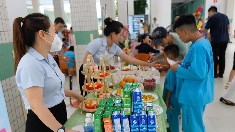 Nhiều bệnh nhi thích thú với gian hàng bánh 
