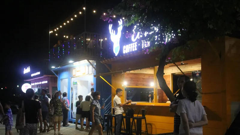 Các gian hàng lưu động cung cấp dịch vụ thức ăn nhanh, nước giải khát. Ảnh: XUÂN QUỲNH
