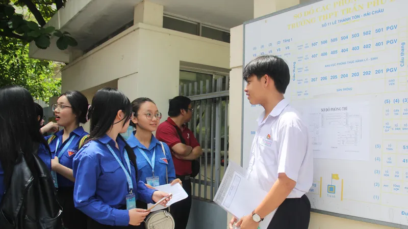Thí sinh Lê Minh Hoàng, học sinh Trường THCS Chu Văn An tại điểm thi THPT Phan Châu Trinh. Ảnh: XUÂN QUỲNH