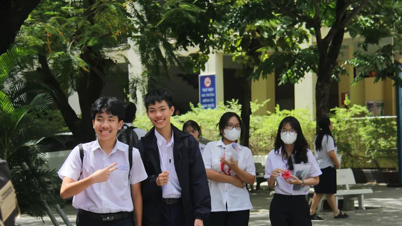 Nhiều thí sinh rời phòng thi toán với tâm trạng vui vẻ. Ảnh: XUÂN QUỲNH