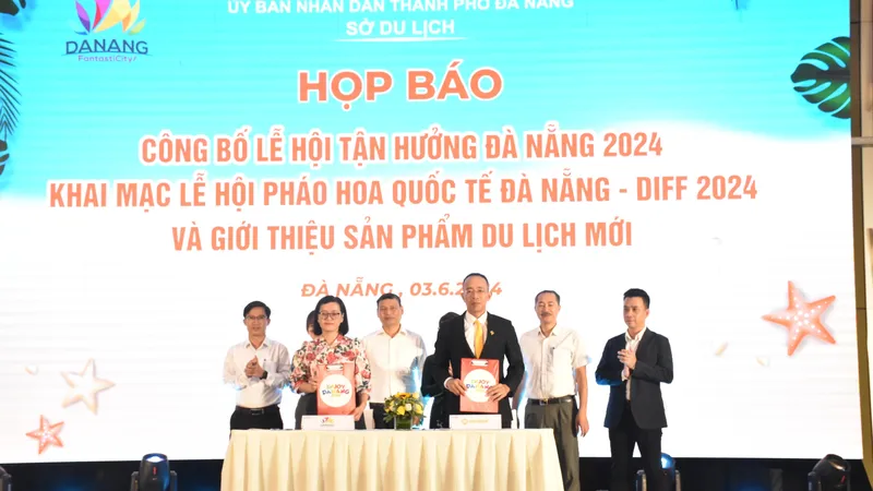 Ký kết hợp tác phát triển du lịch Đà Nẵng (MOU) và tài trợ Lễ hội Tận hưởng Đà Nẵng 2024. Ảnh: XUÂN QUỲNH