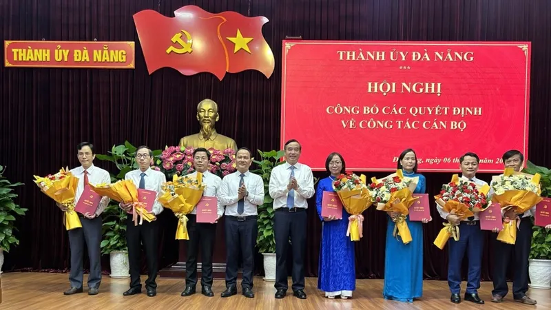 Lãnh đạo TP Đà Nẵng trao các quyết định và tặng hoa chúc mừng các cán bộ chủ chốt mới được bổ nhiệm